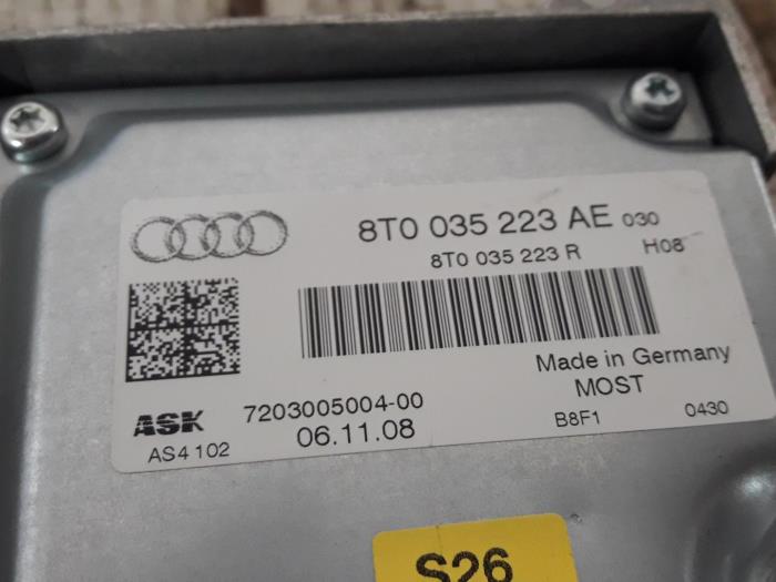 Amplificateur audio d'un Audi A4 Avant (B8) 2.7 TDI V6 24V 2009