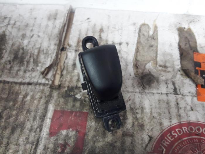 Usados Interruptor de ventanilla eléctrica Nissan Qashqai (J11) 1.5 dCi DPF Precio € 10,00 Norma de margen ofrecido por De Witte Boerderij AutoMotive