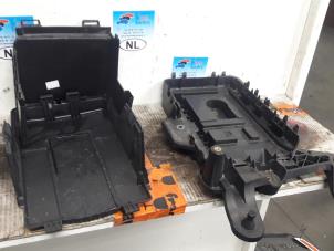 Used Battery box Volkswagen Touran (1T3) 1.6 TDI 16V Price € 10,00 Margin scheme offered by De Witte Boerderij B.V.