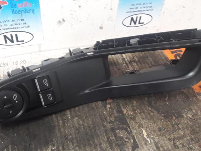 Usados Interruptor combinado de ventanillas Ford Fiesta 6 (JA8) 1.0 EcoBoost 12V 100 Precio € 45,00 Norma de margen ofrecido por De Witte Boerderij AutoMotive
