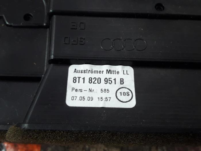 Grille aération tableau de bord d'un Audi A4 Avant (B8) 2.0 TDI 16V 2009