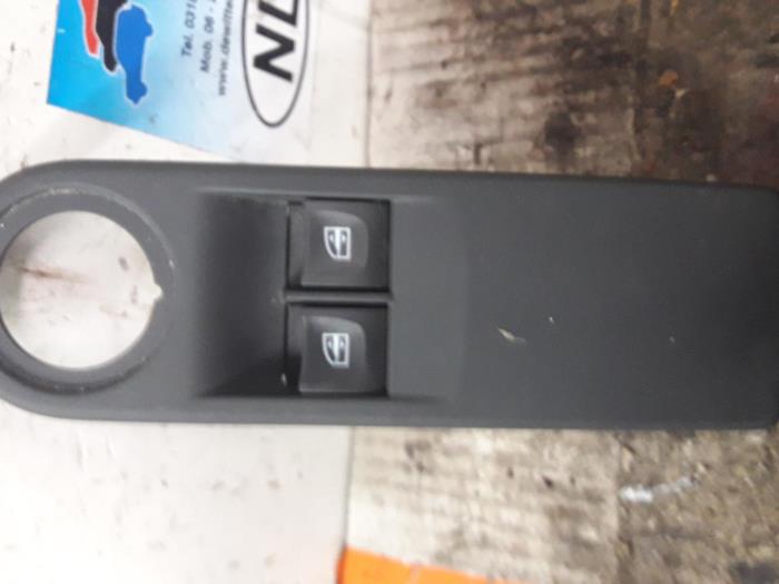 Electric window switch from a Renault Clio IV Estate/Grandtour (7R) 0.9 Energy TCE 90 12V 2016