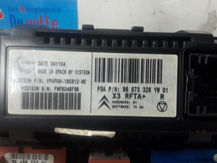 Begagnade Klimatpanel Citroen C5 II Break (RE) 3.0 V6 24V Pris € 85,00 Marginaltabell erbjuds av De Witte Boerderij AutoMotive