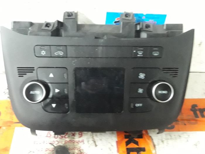 Używane Panel climatronic Fiat Punto Evo (199) 1.3 JTD Multijet 85 16V Euro 5 Cena € 65,00 Procedura marży oferowane przez De Witte Boerderij AutoMotive