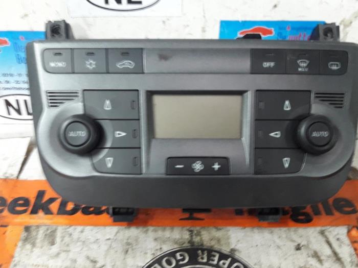 Używane Panel climatronic Fiat Grande Punto (199) 1.4 Cena € 50,00 Procedura marży oferowane przez De Witte Boerderij AutoMotive