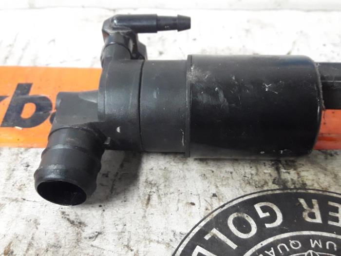 Windscreen washer pump from a Nissan Primastar 2.5 dCi 140 16V 2004