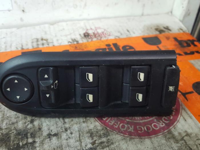 Usados Interruptor combinado de ventanillas Peugeot 407 (6D) 2.0 HDiF 16V Precio € 40,00 Norma de margen ofrecido por De Witte Boerderij AutoMotive