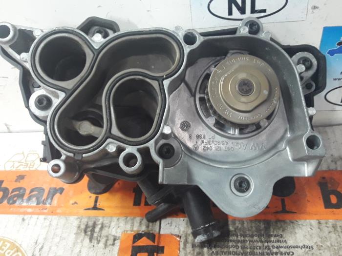 Water pump from a Volkswagen Polo V (6R) 1.2 TSI 16V BlueMotion Technology 2014