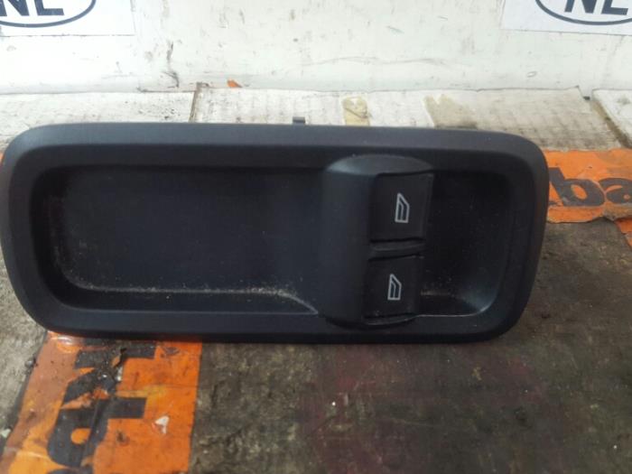 Usados Interruptor combinado de ventanillas Ford Fiesta 6 (JA8) 1.25 16V Precio € 20,00 Norma de margen ofrecido por De Witte Boerderij AutoMotive