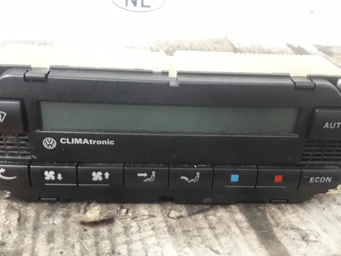Używane Panel climatronic Volkswagen Golf IV (1J1) 2.3 V5 GTI Cena € 45,00 Procedura marży oferowane przez De Witte Boerderij AutoMotive
