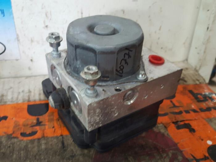 Begagnade ABS-pump Peugeot 108 1.0 12V Pris € 25,00 Marginaltabell erbjuds av De Witte Boerderij AutoMotive