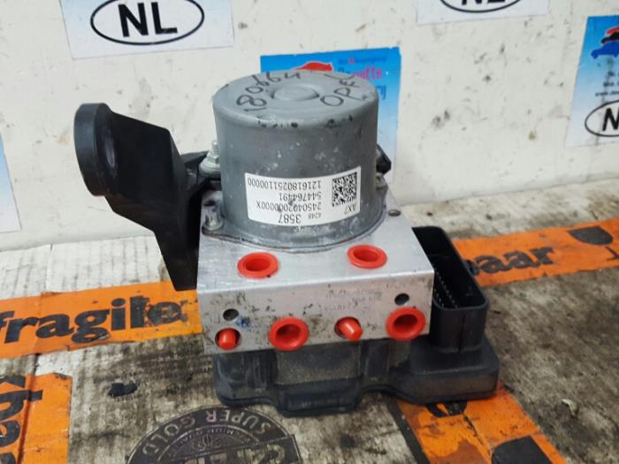 Begagnade ABS-pump Opel Karl 1.0 12V Pris € 29,95 Marginaltabell erbjuds av De Witte Boerderij AutoMotive