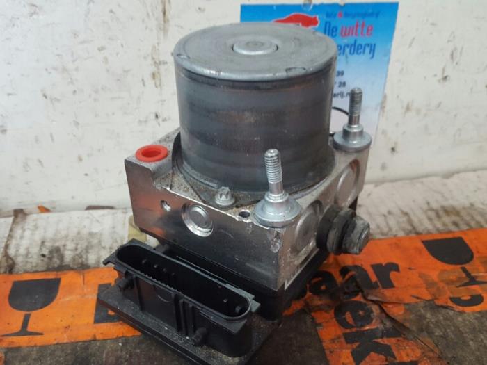 Begagnade ABS-pump Opel Combo (Corsa C) 1.3 CDTI 16V Pris € 15,00 Marginaltabell erbjuds av De Witte Boerderij AutoMotive