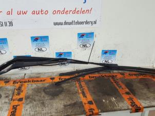 Gebrauchte Scheibenwischerarm vorne Mercedes Sprinter Preis € 50,00 Margenregelung angeboten von De Witte Boerderij B.V.