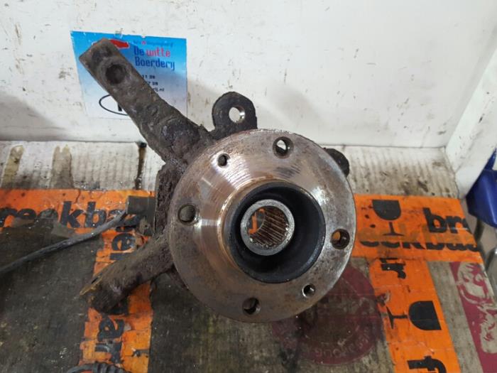 Front wheel hub from a Renault Twingo II (CN) 1.2 16V 2010