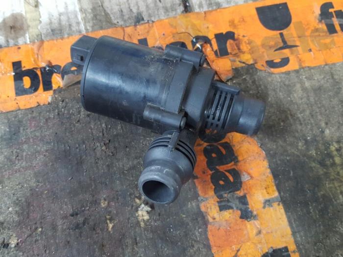 Begagnade Extra vattenpump BMW 5 serie Touring (E61) 535d 24V Pris € 35,00 Marginaltabell erbjuds av De Witte Boerderij AutoMotive