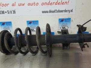 Używane Amortyzator wstrzasów lewy przód Volkswagen Transporter T5 1.9 TDi Cena € 70,00 Procedura marży oferowane przez De Witte Boerderij B.V.