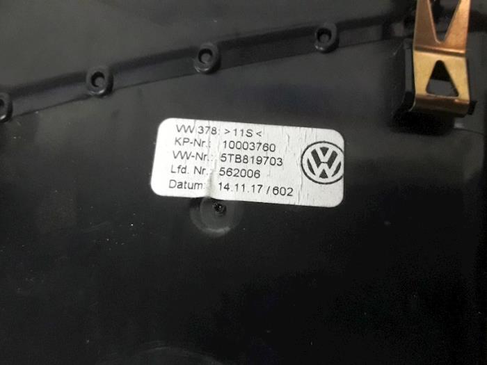 Grille aération tableau de bord d'un Volkswagen Touran (5T1) 2.0 TDI 150 2018