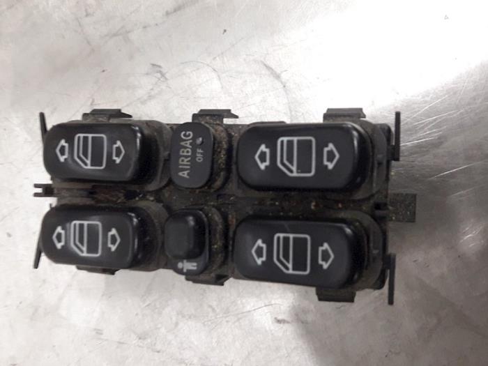 Usados Interruptor combinado de ventanillas Mercedes A (W168) 1.6 A-160 Precio € 25,00 Norma de margen ofrecido por De Witte Boerderij AutoMotive