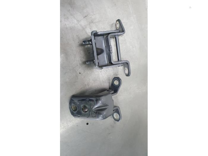 Rear door hinge, left from a Nissan X-Trail (T32) 1.6 DIG-T 16V 163 2017