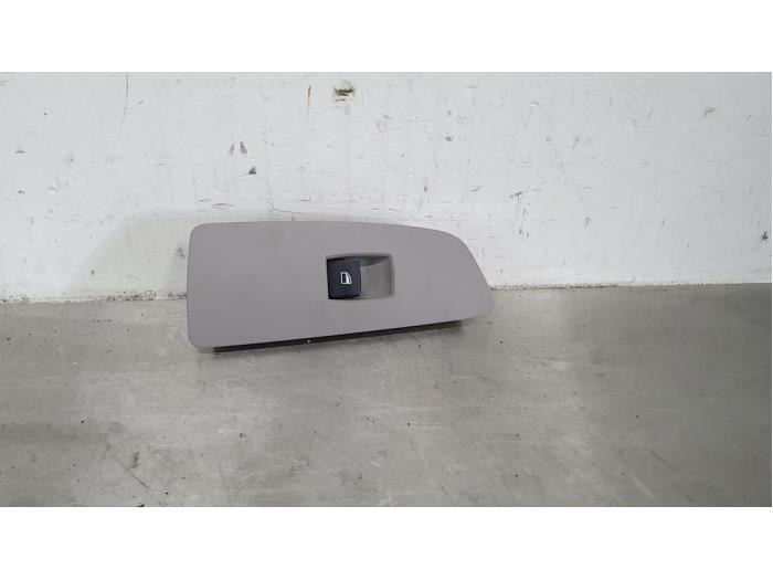 Usados Interruptor de ventanilla eléctrica BMW 1-Serie Precio € 5,00 Norma de margen ofrecido por De Witte Boerderij AutoMotive