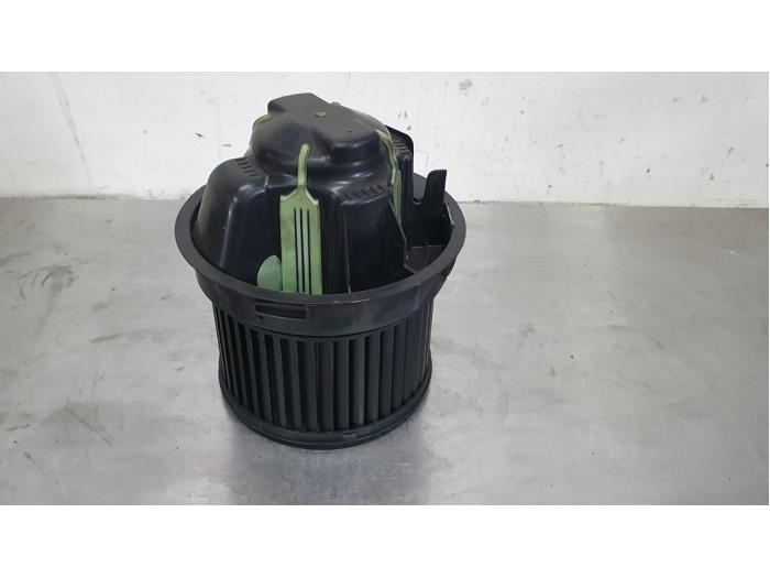 Heating and ventilation fan motor from a Peugeot 207 2010