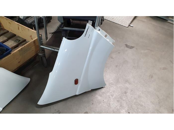 Front wing, right from a Nissan Primastar 1.9 dCi 80 2004