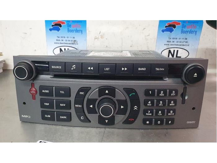 Radio CD player from a Citroën C5 II Berline (RC) 2.0 16V 2006