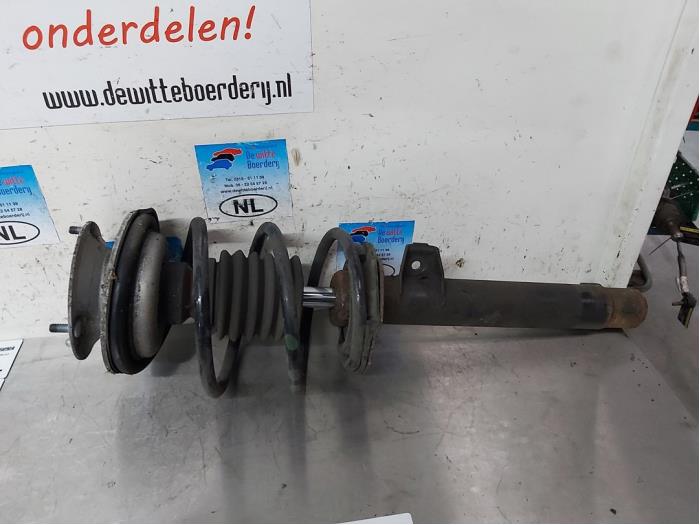 Fronts shock absorber, left from a BMW 3 serie Compact (E46/5) 316ti 16V 2005