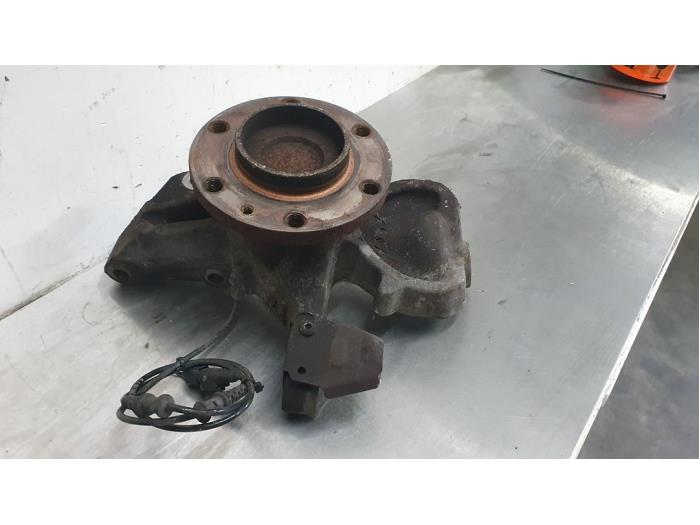 Front wheel hub from a Mercedes-Benz Sprinter 3t (906.61) 210 CDI 16V 2013