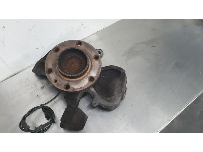Front wheel hub from a Mercedes-Benz Sprinter 3t (906.61) 210 CDI 16V 2013