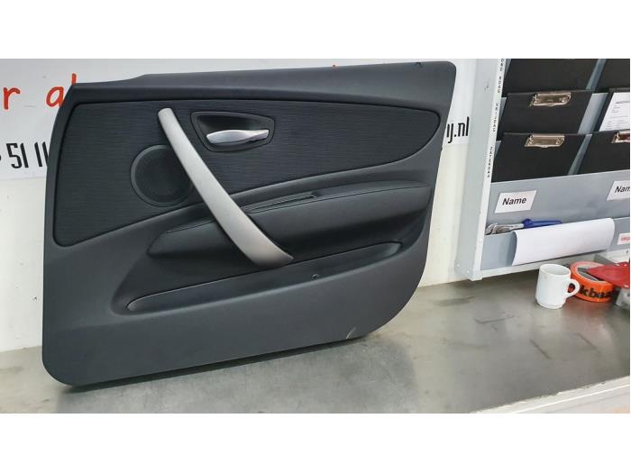 Tapicerka drzwi prawych przednich wersja 4-drzwiowa z BMW 1 serie (E87/87N) 116i 1.6 16V 2007