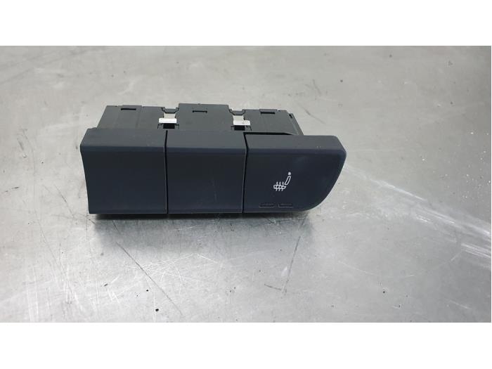 Interruptor de calefactor de asiento de un Audi A1 Sportback (8XA/8XF) 1.2 TFSI 2013