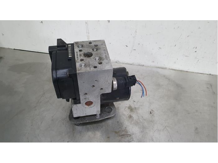 Begagnade ABS-pump Mercedes E Combi (S210) 2.6 E-240 V6 18V Pris € 50,00 Marginaltabell erbjuds av De Witte Boerderij AutoMotive
