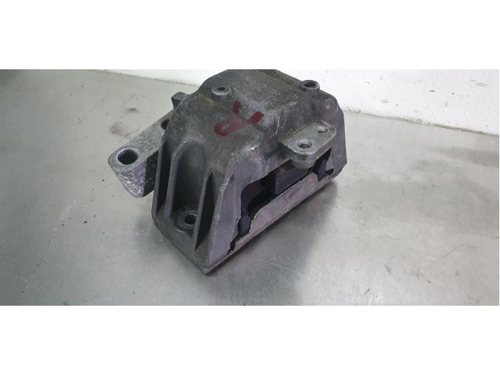 Engine mount from a Audi TT Roadster (8N9) 1.8 T 20V Quattro 2000
