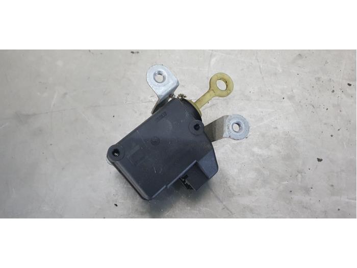 Central locking motor from a Peugeot 107  2010