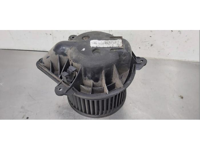 Heating and ventilation fan motor from a Opel Vivaro 2.5 CDTI DPF 2010
