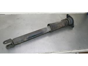 Used Rear shock absorber, left Hyundai iX35 (LM) Price € 25,00 Margin scheme offered by De Witte Boerderij B.V.