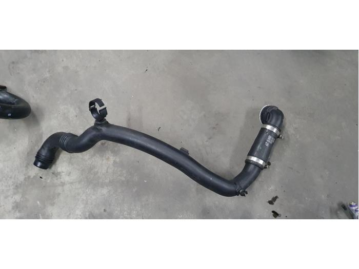Gebrauchte Intercooler Rohr Opel Corsa E 1.0 SIDI Turbo 12V Preis € 25,00 Margenregelung angeboten von De Witte Boerderij AutoMotive