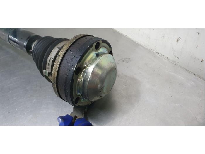 Front drive shaft, right from a Volkswagen Caddy III (2KA,2KH,2CA,2CH) 1.6 TDI 16V 2012