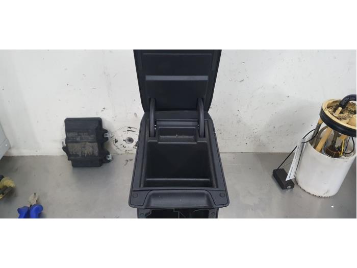 Apoyabrazos de un Seat Leon ST (5FF) 1.6 TDI Ecomotive 16V 2014