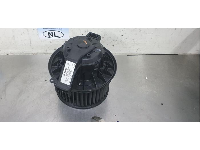 Heating and ventilation fan motor from a Ford Fiesta 6 (JA8) 1.6 TDCi 16V 95 2011