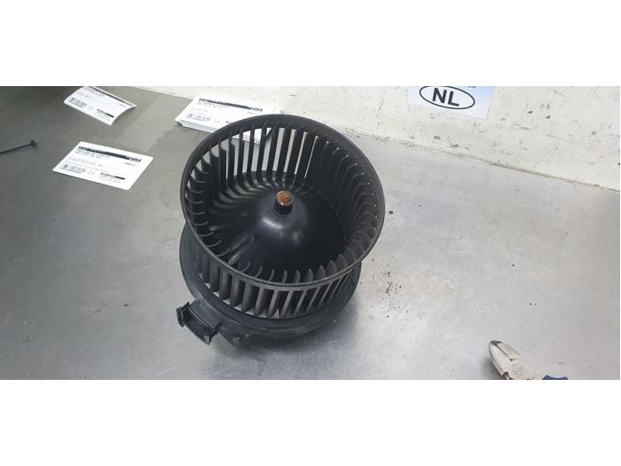 Heating and ventilation fan motor from a Ford Fiesta 6 (JA8) 1.6 TDCi 16V 95 2011
