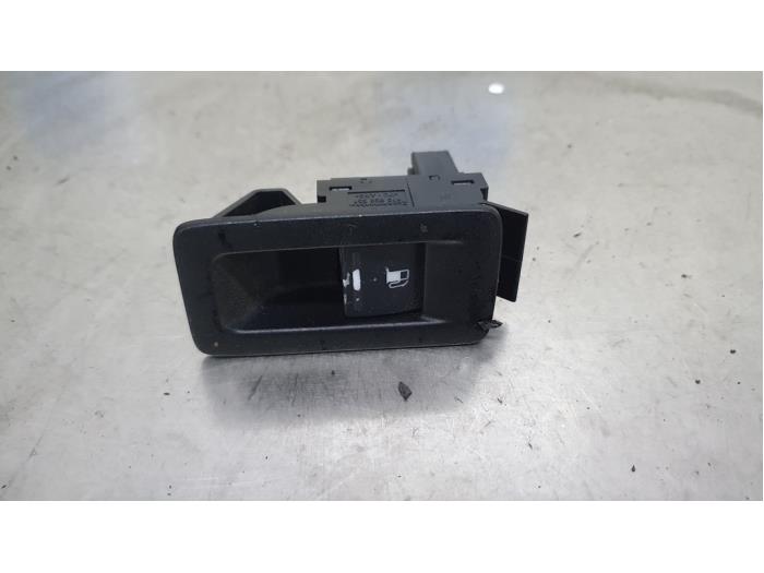 Tank cap cover switch from a Volkswagen Touran (1T1/T2) 1.6 2004
