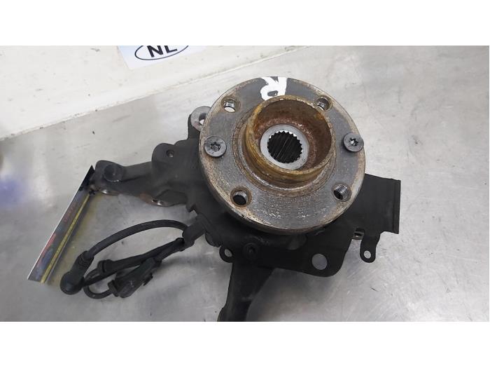 Front wheel hub from a Renault Clio IV (5R) 0.9 Energy TCE 90 12V 2019