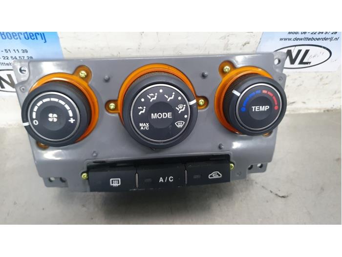 Begagnade Värmekontrollpanel Kia Carens III (FG) 2.0i CVVT 16V Pris € 50,00 Marginaltabell erbjuds av De Witte Boerderij AutoMotive