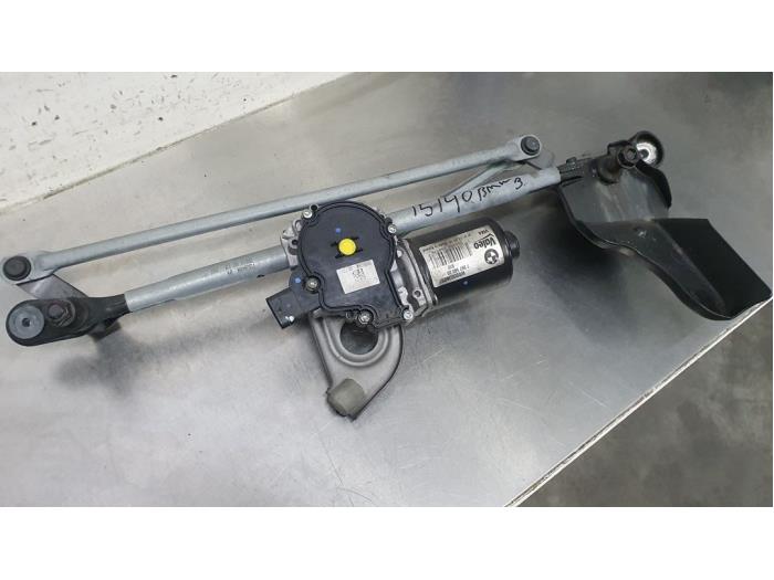 Wiper motor + mechanism from a BMW 3 serie (F30) 320d 2.0 16V EfficientDynamicsEdition 2014