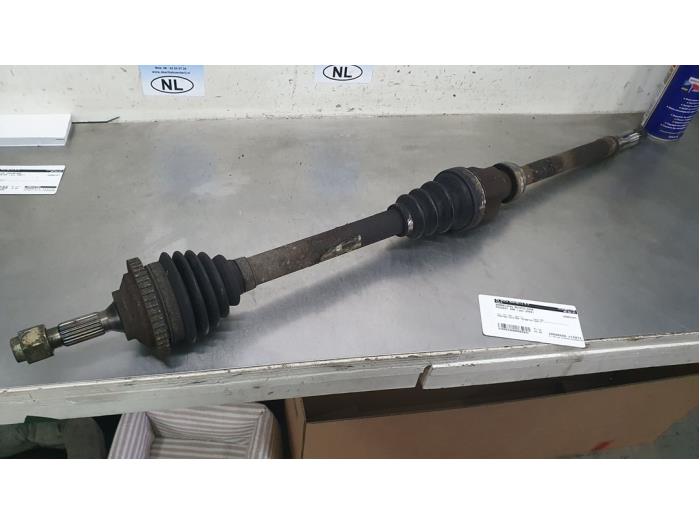 Front drive shaft, right from a Peugeot 206 (2A/C/H/J/S) 1.4 16V 2004