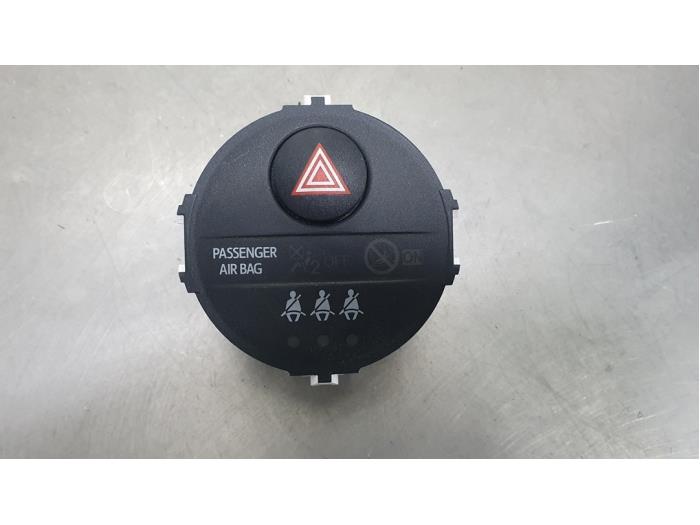 Panic lighting switch from a Toyota Yaris III (P13) 1.5 16V Dual VVT-iE 2019