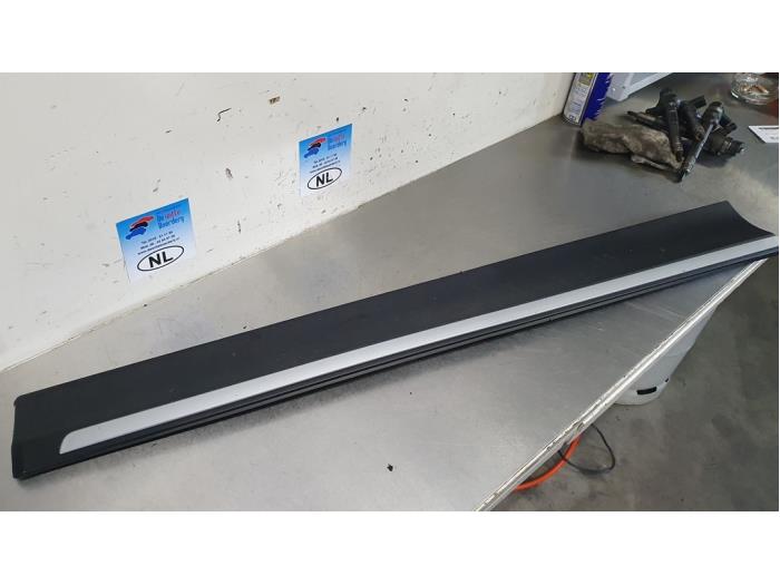 Begagnade Dörrstripe BMW X3 (F25) xDrive20d 16V Pris € 25,00 Marginaltabell erbjuds av De Witte Boerderij AutoMotive